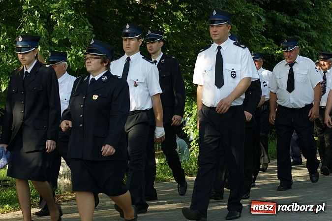 Zdjęcie w galerii na portalu naszraciborz.pl: Druhowie z gminy Pietrowice Wielkie pielgrzymowali wczoraj do św. Krzyża wiadomości z regionu