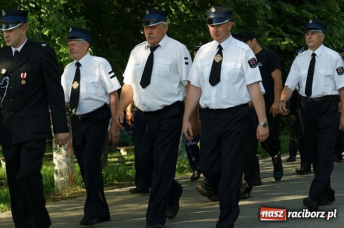 Zdjęcie w galerii na portalu naszraciborz.pl: Druhowie z gminy Pietrowice Wielkie pielgrzymowali wczoraj do św. Krzyża wiadomości z regionu