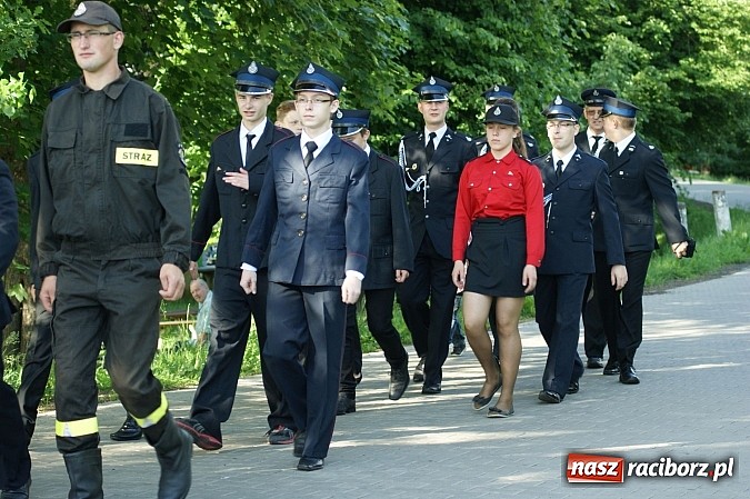 Zdjęcie w galerii na portalu naszraciborz.pl: Druhowie z gminy Pietrowice Wielkie pielgrzymowali wczoraj do św. Krzyża wiadomości z regionu