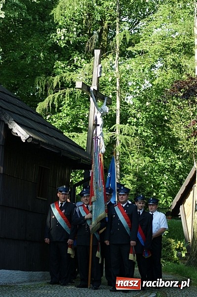 Zdjęcie w galerii na portalu naszraciborz.pl: Druhowie z gminy Pietrowice Wielkie pielgrzymowali wczoraj do św. Krzyża wiadomości z regionu