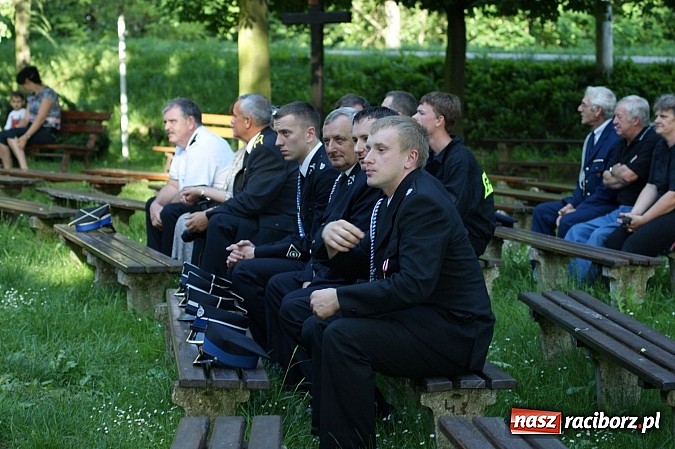 Zdjęcie w galerii na portalu naszraciborz.pl: Druhowie z gminy Pietrowice Wielkie pielgrzymowali wczoraj do św. Krzyża wiadomości z regionu