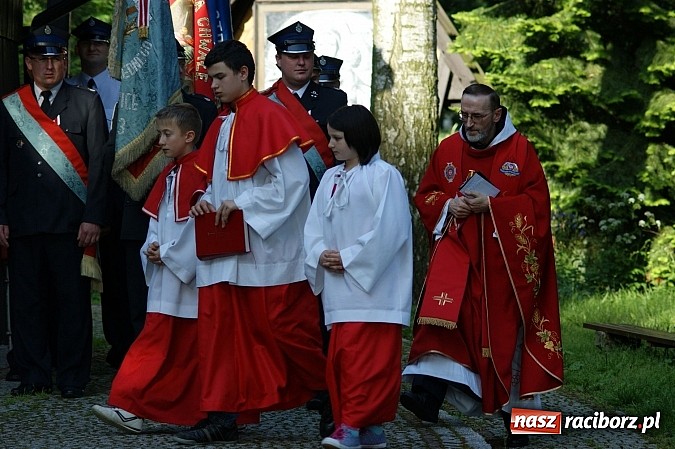 Zdjęcie w galerii na portalu naszraciborz.pl: Druhowie z gminy Pietrowice Wielkie pielgrzymowali wczoraj do św. Krzyża wiadomości z regionu