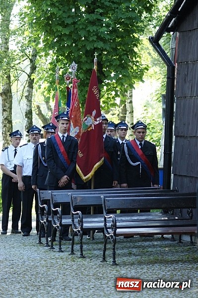 Zdjęcie w galerii na portalu naszraciborz.pl: Druhowie z gminy Pietrowice Wielkie pielgrzymowali wczoraj do św. Krzyża wiadomości z regionu