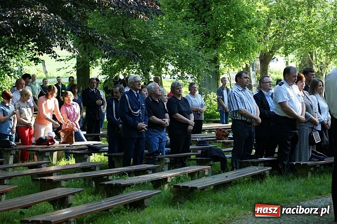 Zdjęcie w galerii na portalu naszraciborz.pl: Druhowie z gminy Pietrowice Wielkie pielgrzymowali wczoraj do św. Krzyża wiadomości z regionu
