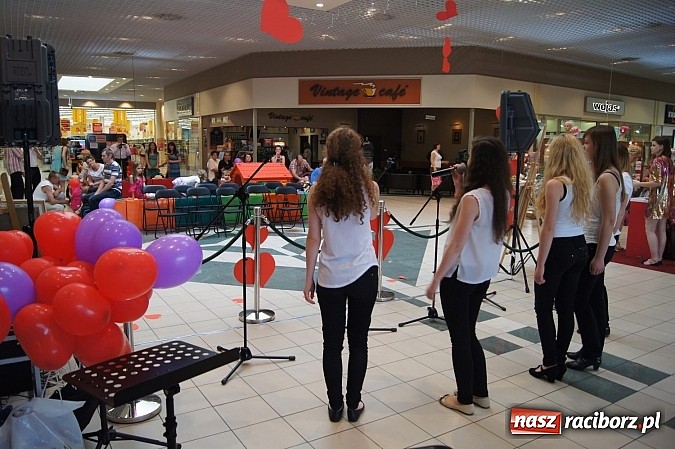 Zdjęcie w galerii na portalu naszraciborz.pl: Wzruszający Dzień Matki dzięki RCK w Auchan  wiadomości z regionu