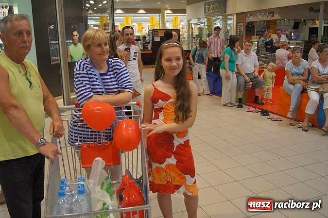 Zdjęcie w galerii na portalu naszraciborz.pl: Wzruszający Dzień Matki dzięki RCK w Auchan  wiadomości z regionu
