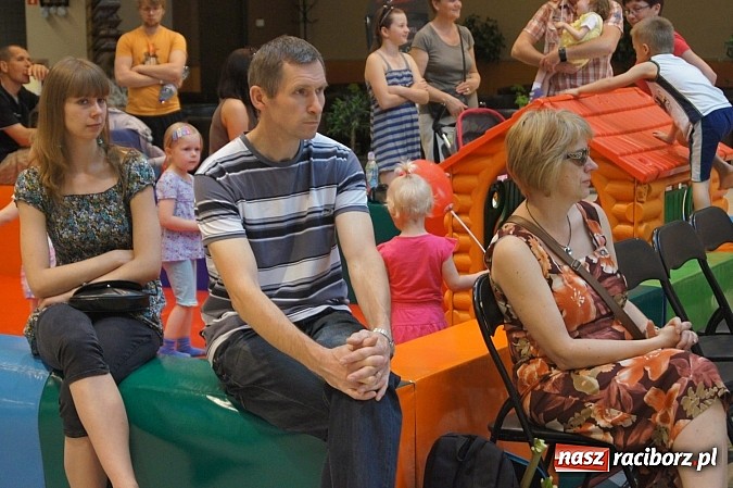 Zdjęcie w galerii na portalu naszraciborz.pl: Wzruszający Dzień Matki dzięki RCK w Auchan  wiadomości z regionu