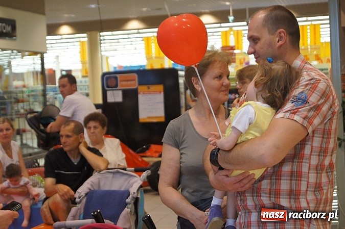 Zdjęcie w galerii na portalu naszraciborz.pl: Wzruszający Dzień Matki dzięki RCK w Auchan  wiadomości z regionu