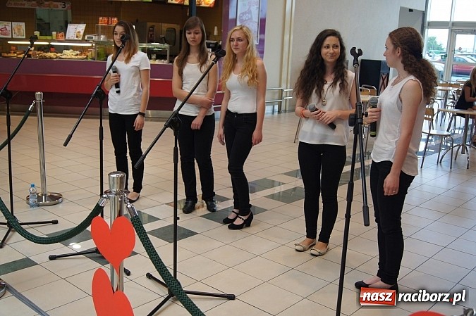 Zdjęcie w galerii na portalu naszraciborz.pl: Wzruszający Dzień Matki dzięki RCK w Auchan  wiadomości z regionu