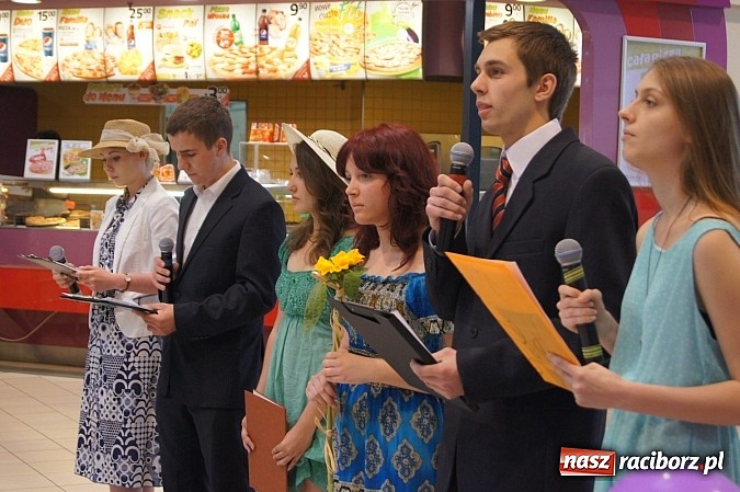 Zdjęcie w galerii na portalu naszraciborz.pl: Wzruszający Dzień Matki dzięki RCK w Auchan  wiadomości z regionu