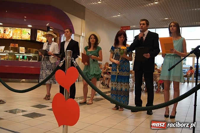 Zdjęcie w galerii na portalu naszraciborz.pl: Wzruszający Dzień Matki dzięki RCK w Auchan  wiadomości z regionu