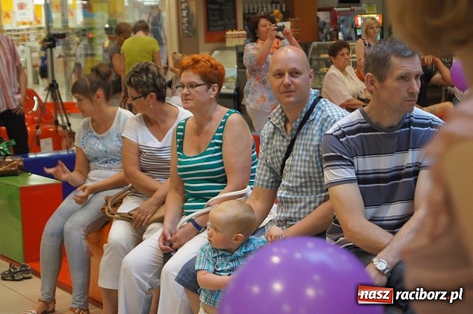 Zdjęcie w galerii na portalu naszraciborz.pl: Wzruszający Dzień Matki dzięki RCK w Auchan  wiadomości z regionu