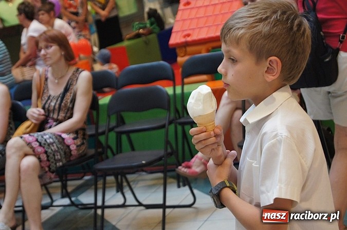 Zdjęcie w galerii na portalu naszraciborz.pl: Wzruszający Dzień Matki dzięki RCK w Auchan  wiadomości z regionu