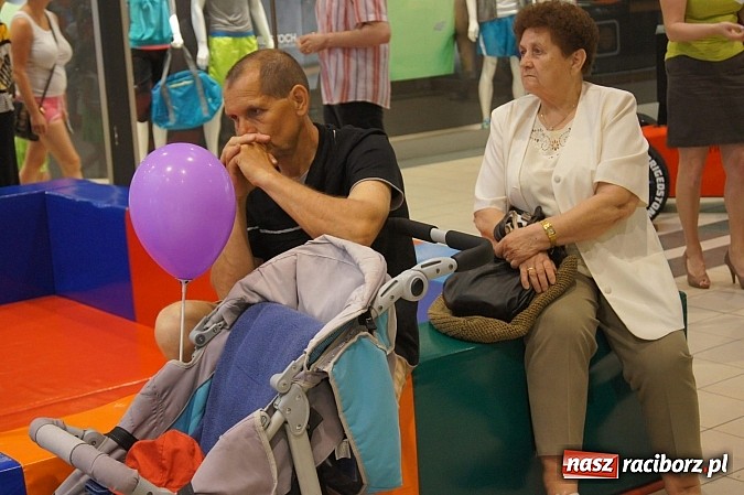 Zdjęcie w galerii na portalu naszraciborz.pl: Wzruszający Dzień Matki dzięki RCK w Auchan  wiadomości z regionu