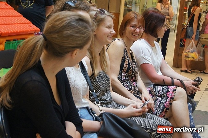 Zdjęcie w galerii na portalu naszraciborz.pl: Wzruszający Dzień Matki dzięki RCK w Auchan  wiadomości z regionu