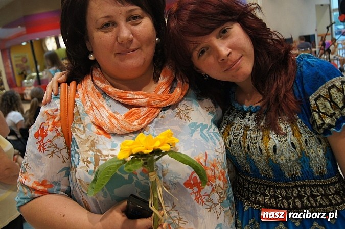 Zdjęcie w galerii na portalu naszraciborz.pl: Wzruszający Dzień Matki dzięki RCK w Auchan  wiadomości z regionu