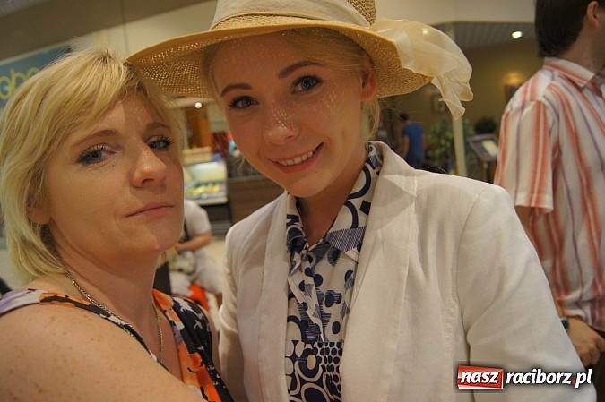 Zdjęcie w galerii na portalu naszraciborz.pl: Wzruszający Dzień Matki dzięki RCK w Auchan  wiadomości z regionu