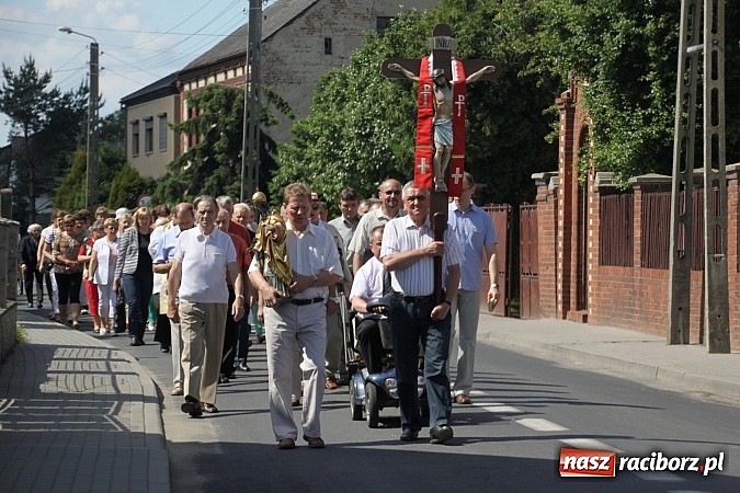 Zdjęcie w galerii na portalu naszraciborz.pl: W Wojnowicach szli do krzyża wiadomości z regionu