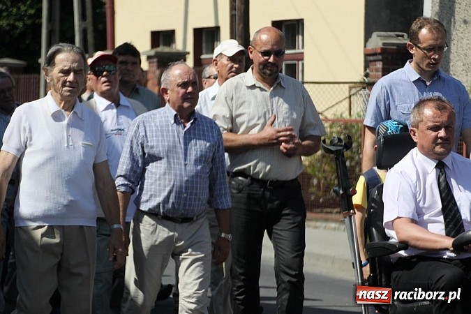 Zdjęcie w galerii na portalu naszraciborz.pl: W Wojnowicach szli do krzyża wiadomości z regionu