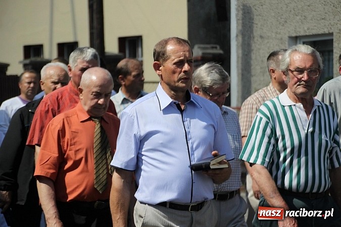 Zdjęcie w galerii na portalu naszraciborz.pl: W Wojnowicach szli do krzyża wiadomości z regionu