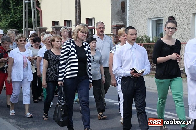 Zdjęcie w galerii na portalu naszraciborz.pl: W Wojnowicach szli do krzyża wiadomości z regionu