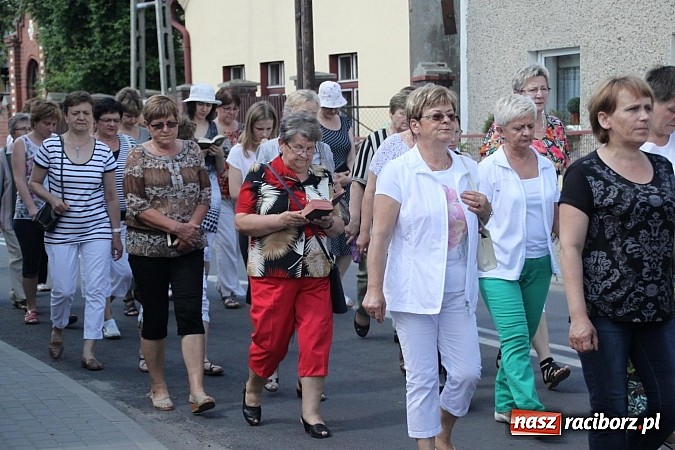 Zdjęcie w galerii na portalu naszraciborz.pl: W Wojnowicach szli do krzyża wiadomości z regionu
