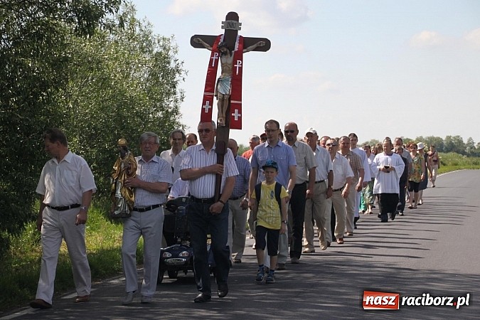 Zdjęcie w galerii na portalu naszraciborz.pl: W Wojnowicach szli do krzyża wiadomości z regionu