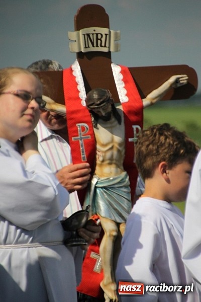 Zdjęcie w galerii na portalu naszraciborz.pl: W Wojnowicach szli do krzyża wiadomości z regionu