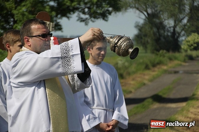Zdjęcie w galerii na portalu naszraciborz.pl: W Wojnowicach szli do krzyża wiadomości z regionu