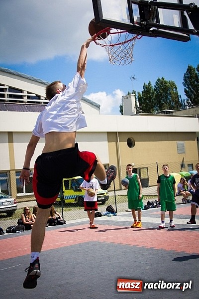 Zdjęcie w galerii na portalu naszraciborz.pl: Jedenaście teamów rywalizowało w streetballa  wiadomości z regionu