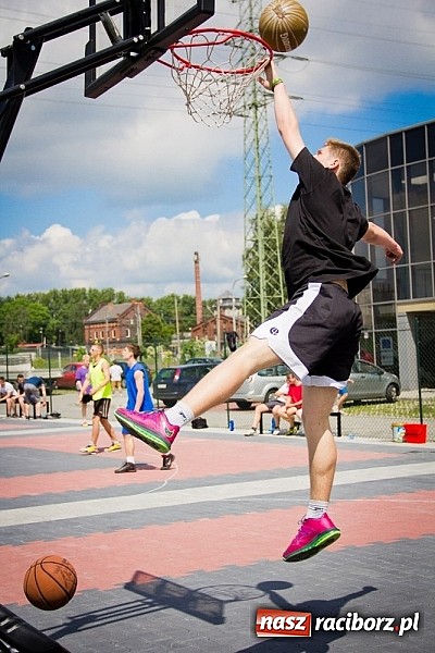 Zdjęcie w galerii na portalu naszraciborz.pl: Jedenaście teamów rywalizowało w streetballa  wiadomości z regionu