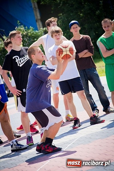 Zdjęcie w galerii na portalu naszraciborz.pl: Jedenaście teamów rywalizowało w streetballa  wiadomości z regionu