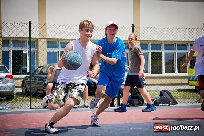 Zdjęcie w galerii na portalu naszraciborz.pl: Jedenaście teamów rywalizowało w streetballa  wiadomości z regionu