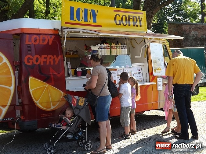 Zdjęcie w galerii na portalu naszraciborz.pl: Zamkowy piknik dla mam już za nami wiadomości z regionu