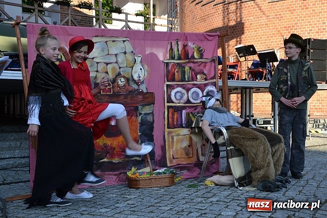 Zdjęcie w galerii na portalu naszraciborz.pl: Zamkowy piknik dla mam już za nami wiadomości z regionu