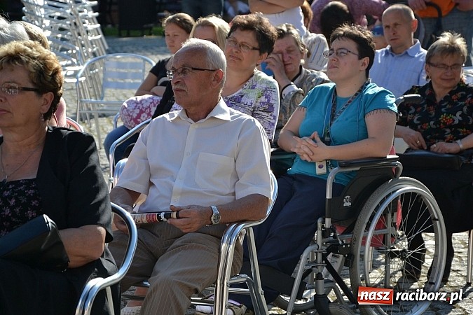 Zdjęcie w galerii na portalu naszraciborz.pl: Zamkowy piknik dla mam już za nami wiadomości z regionu