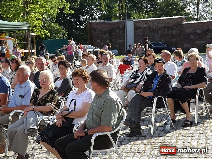 Zdjęcie w galerii na portalu naszraciborz.pl: Zamkowy piknik dla mam już za nami wiadomości z regionu