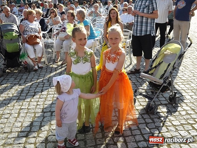 Zdjęcie w galerii na portalu naszraciborz.pl: Zamkowy piknik dla mam już za nami wiadomości z regionu