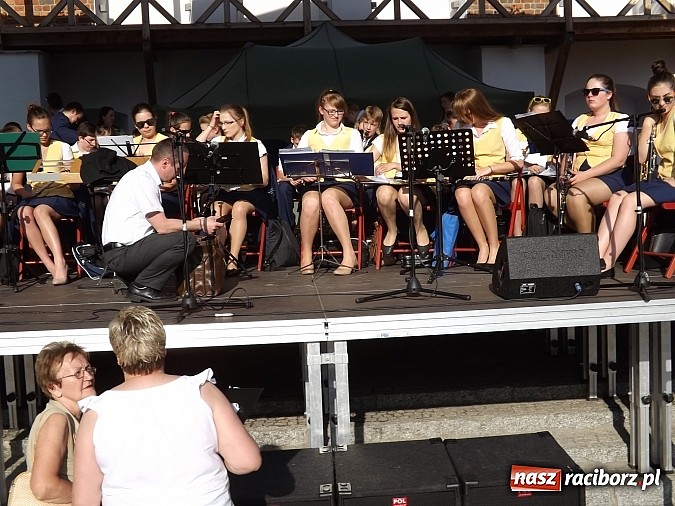 Zdjęcie w galerii na portalu naszraciborz.pl: Zamkowy piknik dla mam już za nami wiadomości z regionu