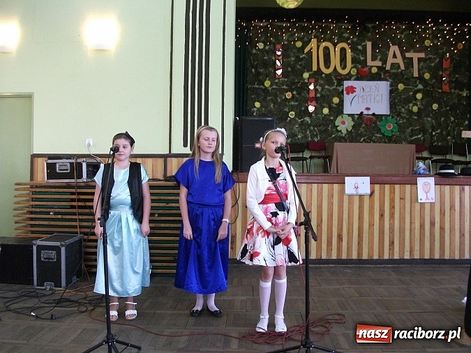 Zdjęcie w galerii na portalu naszraciborz.pl: Występy artystyczne z okazji Dnia Matki w Borucinie wiadomości z regionu