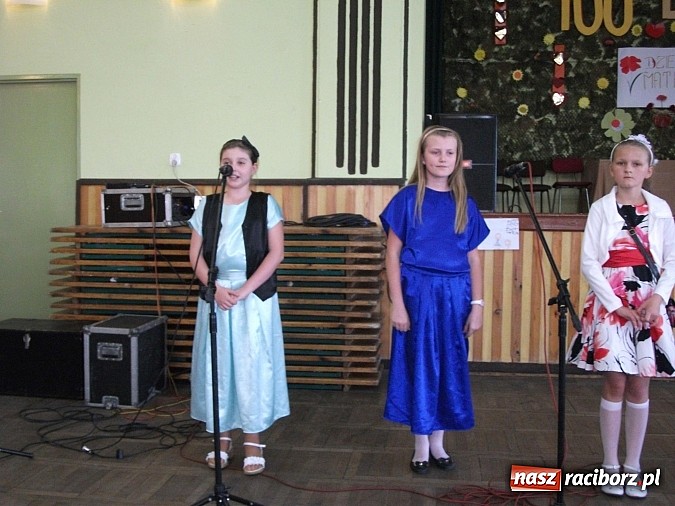 Zdjęcie w galerii na portalu naszraciborz.pl: Występy artystyczne z okazji Dnia Matki w Borucinie wiadomości z regionu