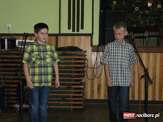 Zdjęcie w galerii na portalu naszraciborz.pl: Występy artystyczne z okazji Dnia Matki w Borucinie wiadomości z regionu