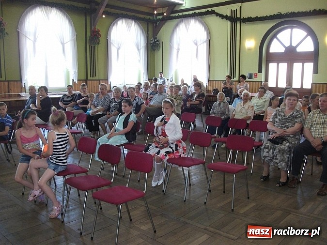 Zdjęcie w galerii na portalu naszraciborz.pl: Występy artystyczne z okazji Dnia Matki w Borucinie wiadomości z regionu