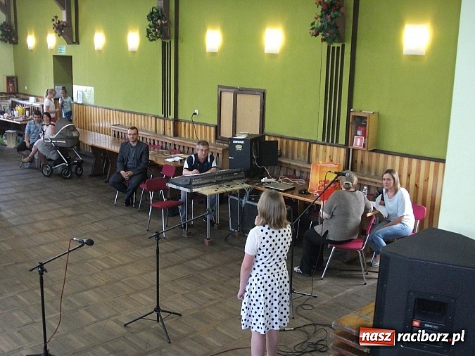 Zdjęcie w galerii na portalu naszraciborz.pl: Występy artystyczne z okazji Dnia Matki w Borucinie wiadomości z regionu