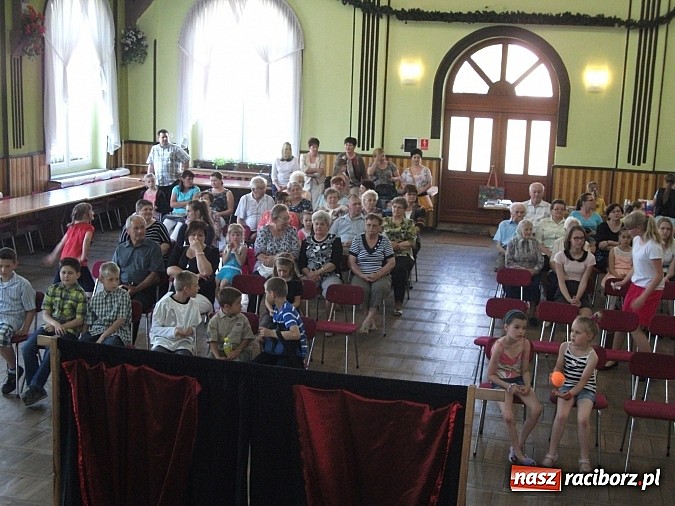 Zdjęcie w galerii na portalu naszraciborz.pl: Występy artystyczne z okazji Dnia Matki w Borucinie wiadomości z regionu