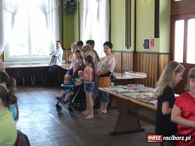 Zdjęcie w galerii na portalu naszraciborz.pl: Występy artystyczne z okazji Dnia Matki w Borucinie wiadomości z regionu