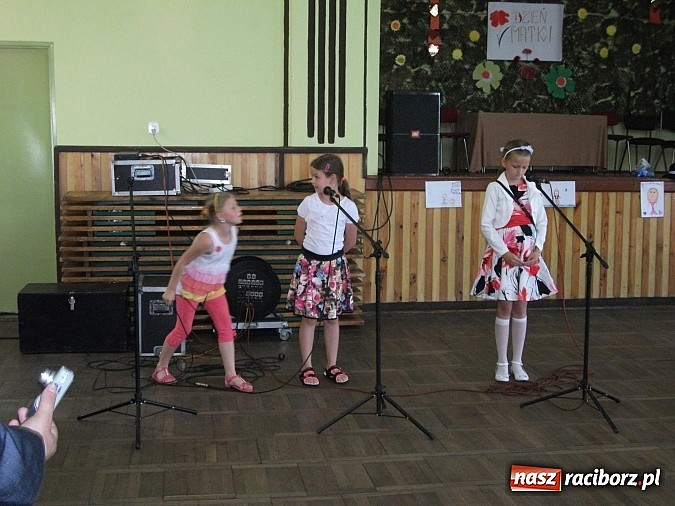 Zdjęcie w galerii na portalu naszraciborz.pl: Występy artystyczne z okazji Dnia Matki w Borucinie wiadomości z regionu