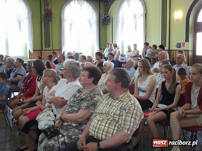 Zdjęcie w galerii na portalu naszraciborz.pl: Występy artystyczne z okazji Dnia Matki w Borucinie wiadomości z regionu