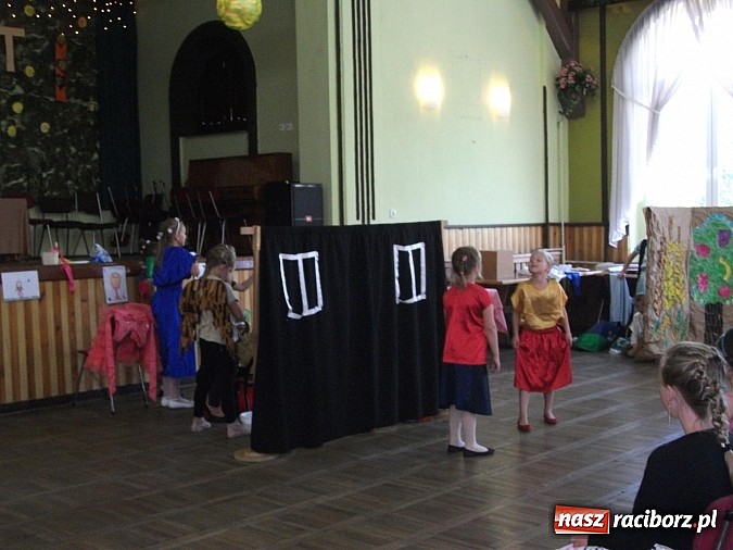 Zdjęcie w galerii na portalu naszraciborz.pl: Występy artystyczne z okazji Dnia Matki w Borucinie wiadomości z regionu