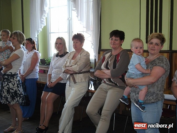 Zdjęcie w galerii na portalu naszraciborz.pl: Występy artystyczne z okazji Dnia Matki w Borucinie wiadomości z regionu